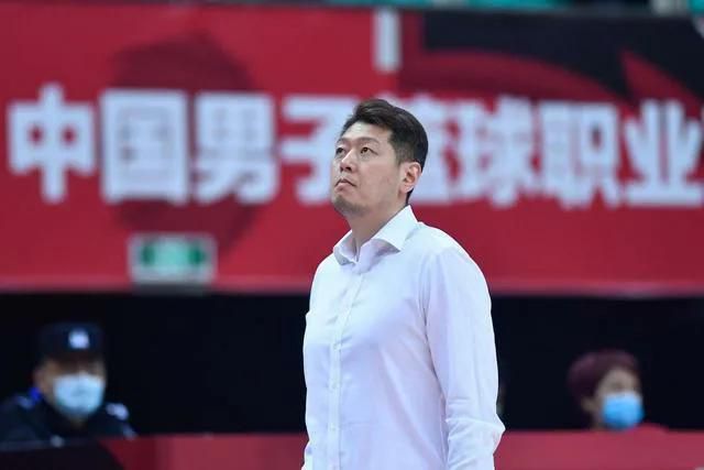 定档海报中，搞笑标语“跨年主打一个燥，这场年会怪好笑”突出了该片的喜剧元素和跨年仪式感，打工人大鹏和白客夸张演绎了掀翻职场的狂欢场面，喜剧效果拉满